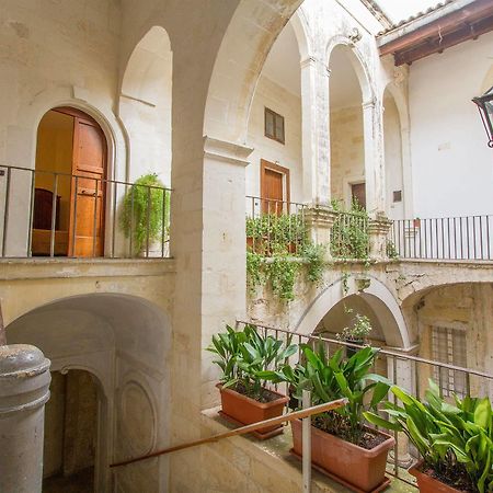 B&B Casa Li Santi Lecce Bagian luar foto
