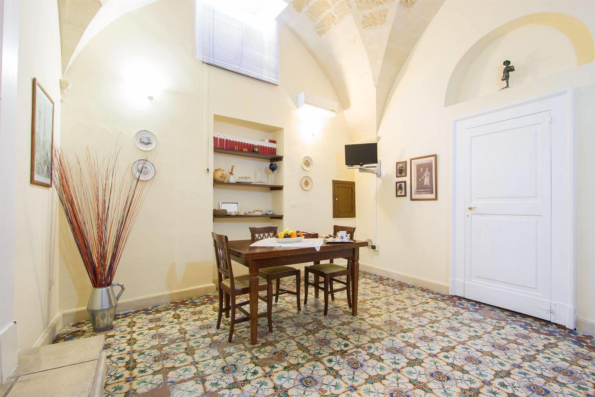 B&B Casa Li Santi Lecce Bagian luar foto