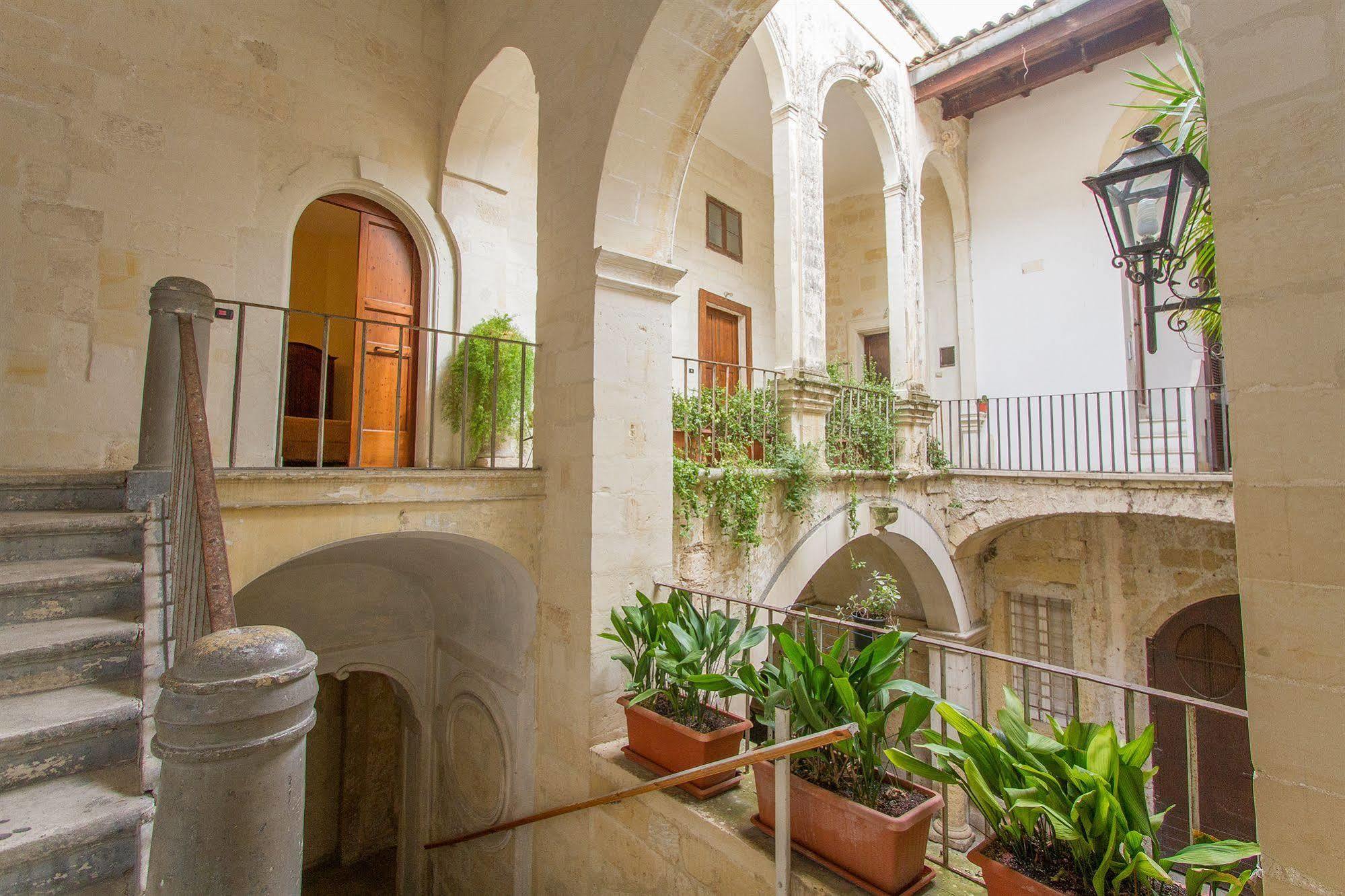 B&B Casa Li Santi Lecce Bagian luar foto