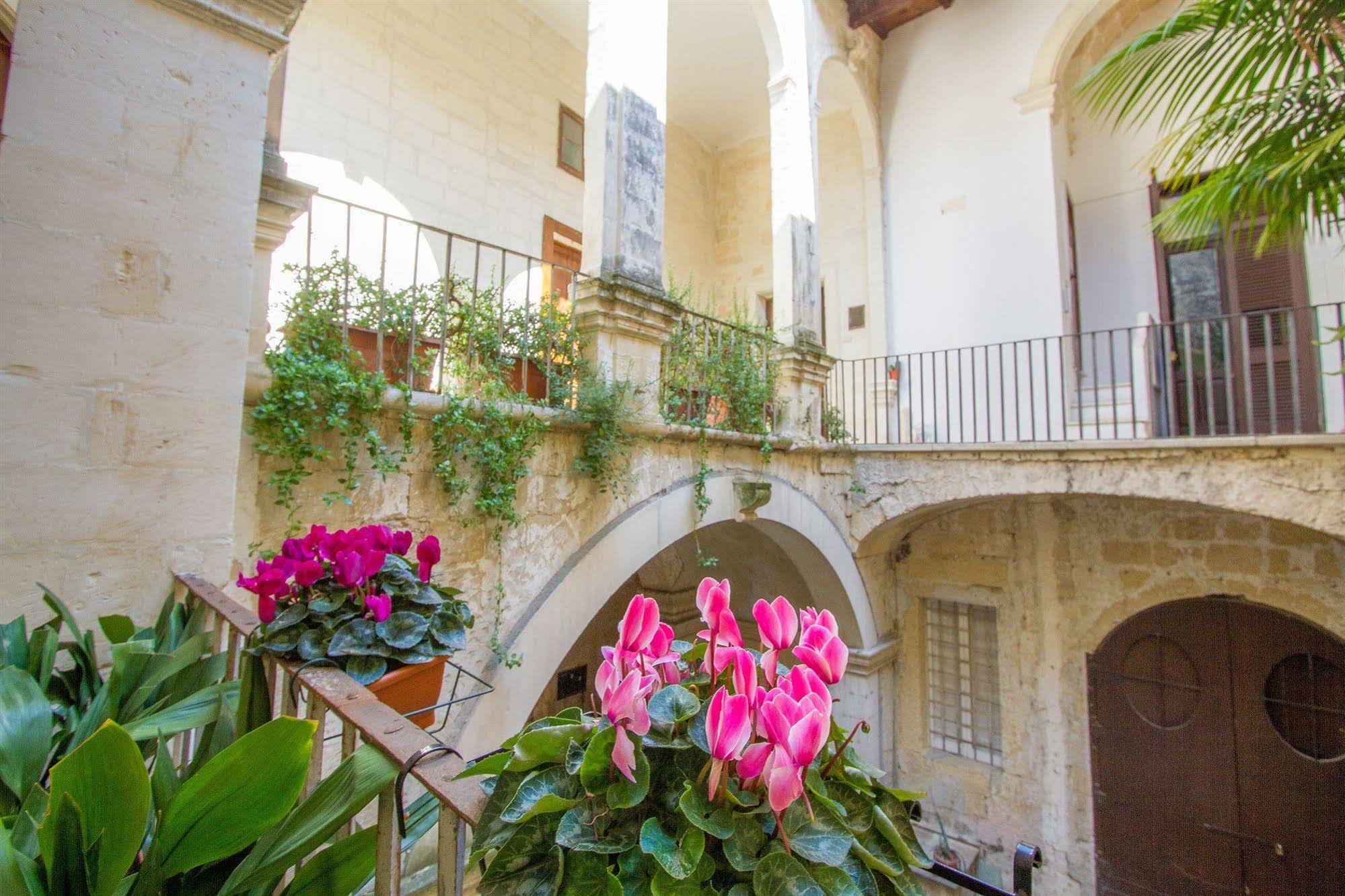 B&B Casa Li Santi Lecce Bagian luar foto